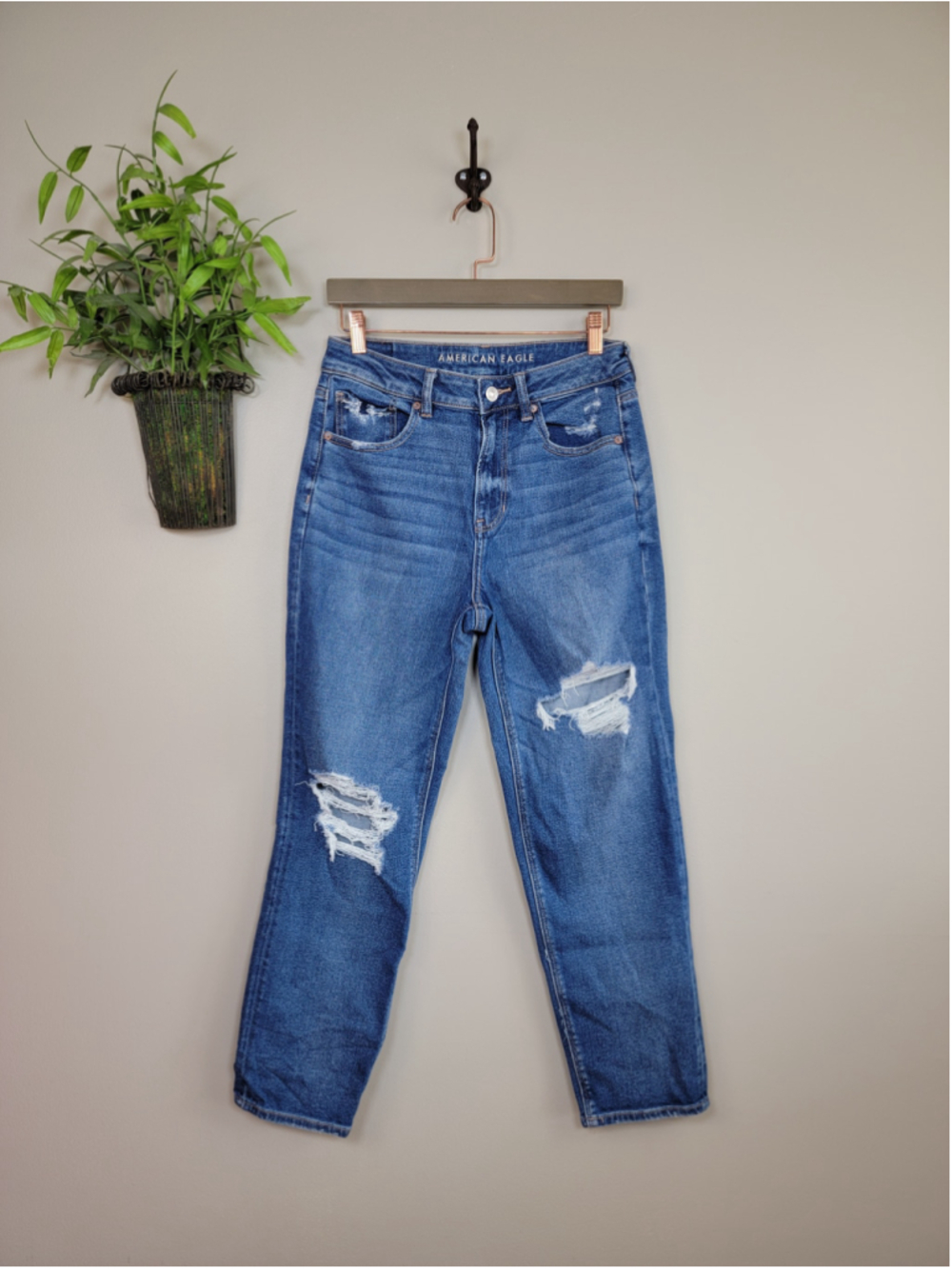 AE 8 American Eagle Mom Straight Leg Jeans Ripped Knee Medium Blue Wash Stretch
